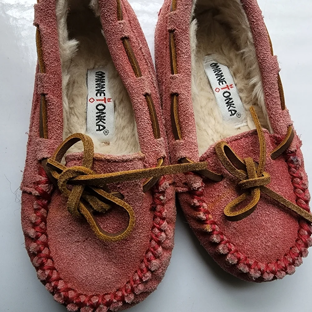 Toddler girls size 8 Minnetonka pink suede moccasins